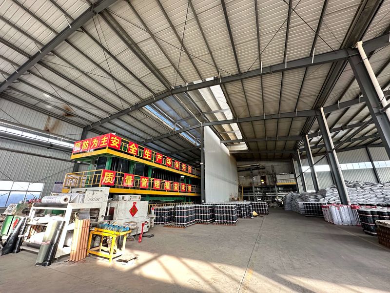 Weifang Zhongyuan Waterproof Material Co., Ltd. linha de produção do fabricante